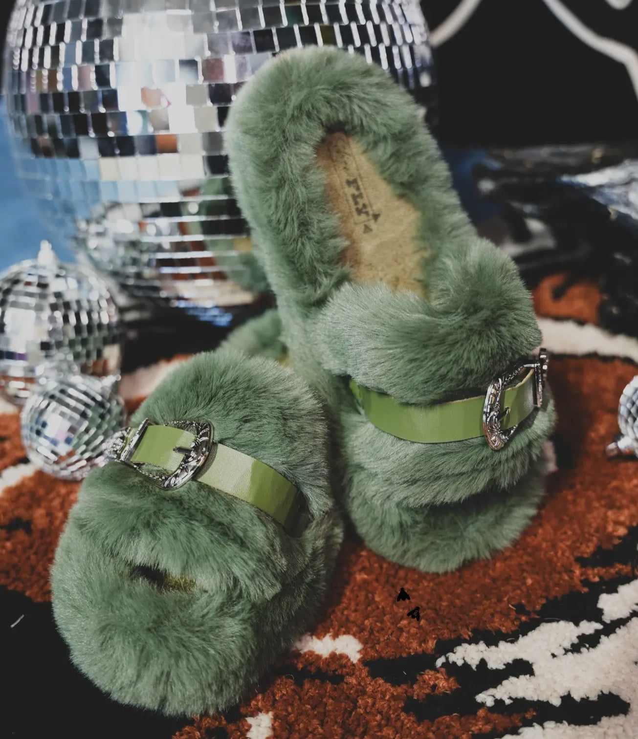 z   Home Buckles Pop Slippers