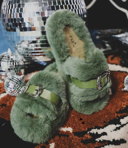 z   Home Buckles Pop Slippers