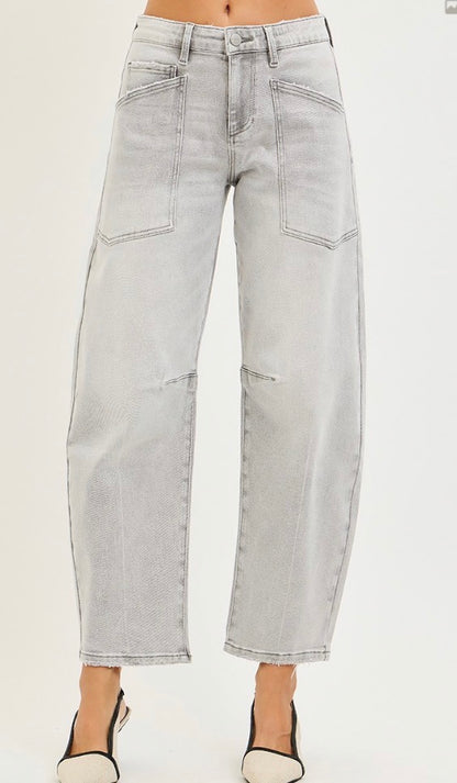 z   Risen Mid Rise barrel Leg Jeans with Patch Pocket Detail